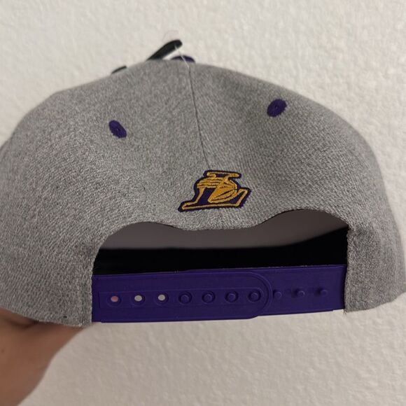 NWT- Los Angeles Lakers- Heathered grey twill snap back hat - Picture 7 of 8